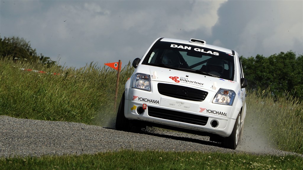 Frank Nielsen og Louise Bang Christiansen skærer dybt i et sving ud på løst underlag.
(Foto: Rallypics.dk - Viggo Johansen)